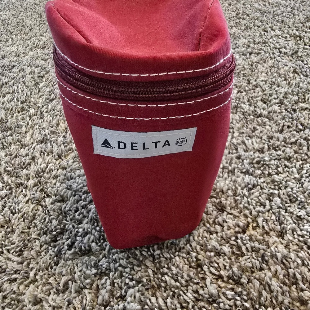 Delta‎ Airlines First Class Elite Flight Amenity Pouch Red